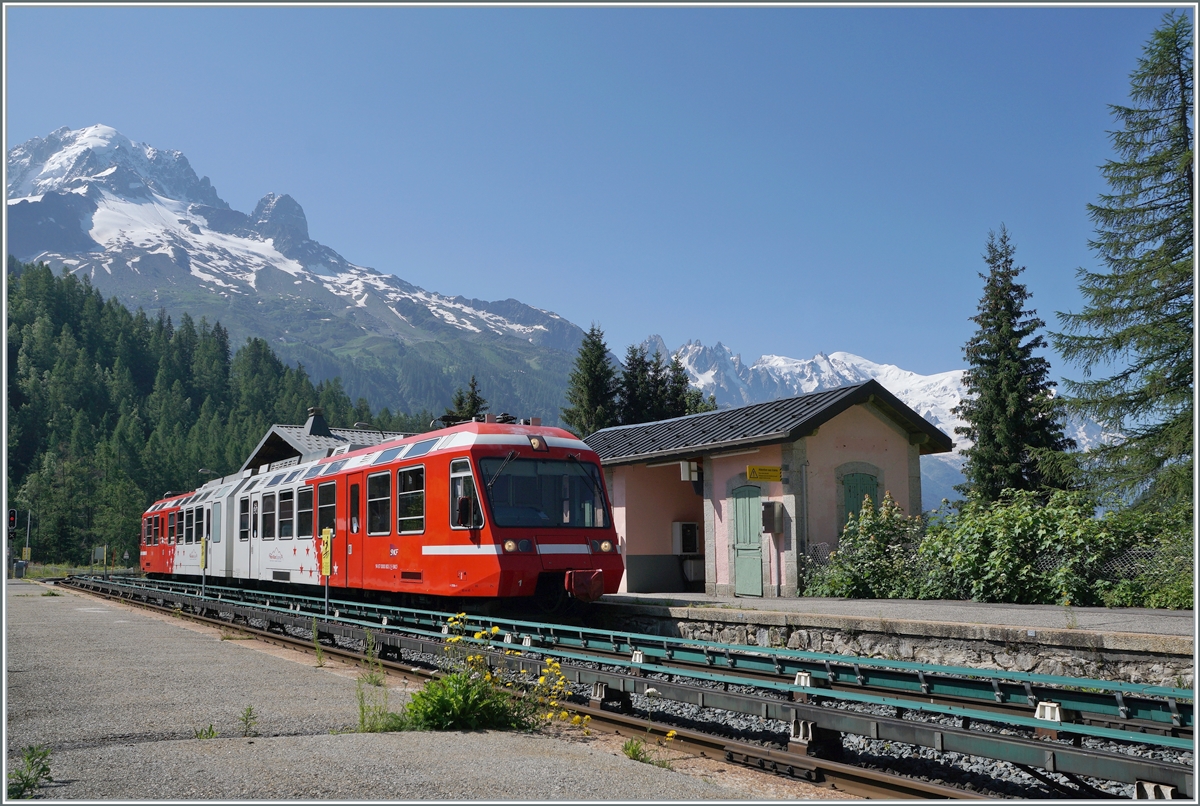 Der TMR/SNCF BD eh 4/8 N° 801/802 (94 87 0000 802-2 F SNCF) Triebzug erreicht auf seiner Fahrt von St-Gervais Les Bains Le Fayette nach Vallorcine vor dem Hintergrund des Mont Blanc Massivs den Bahnhof von Montroc Le Planet. 

20. Juli 2021 