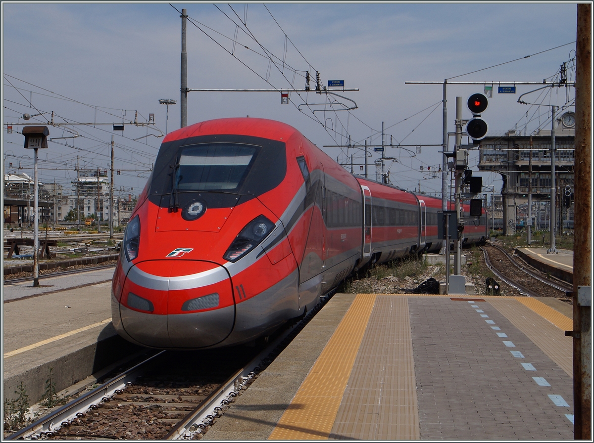 Der von Torino P.N nach Roma fahrende ETR 400  Frecciarossa 1000  verlsst Milano Centrale als FR 9631 und fhrt ohne kommerziellen Halt weiter nach Roma Termini.
22. Juni 2015