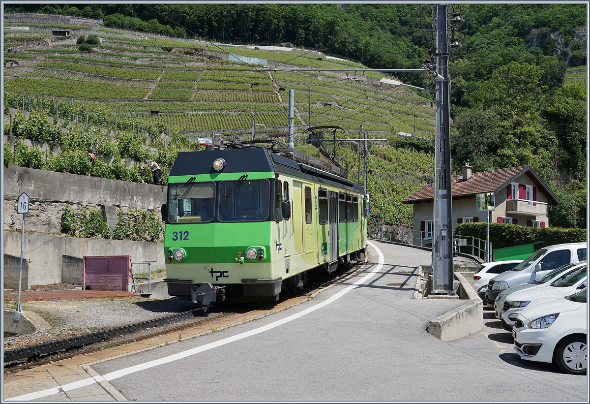Der TPC A-L BDeh 4/4 312 erreicht den Halt Aigle Dépôt A-L, nach dem Halt fährt der Zug weiter etwa 100 Meter weiter Richtung Dépot um dort nach dem Fahrtrichtungswechsel zum Bahnhof von Aigle weiter zu fahren. 

29. Mai 2020