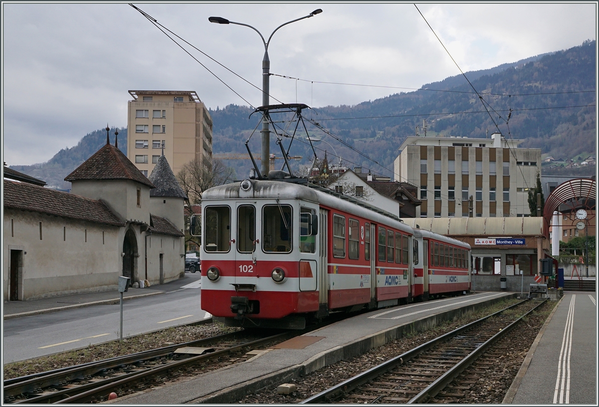 Der TPC AOMC Be 4/4 102 mit Bt (beide ex Birisgtalbahn) wurden mangels Zahnrad bei der AOMC zwischen Aigle und Monthey Ville eingesetzt. 

Das Bild entstand in Monthey Ville am 7. April 2016
