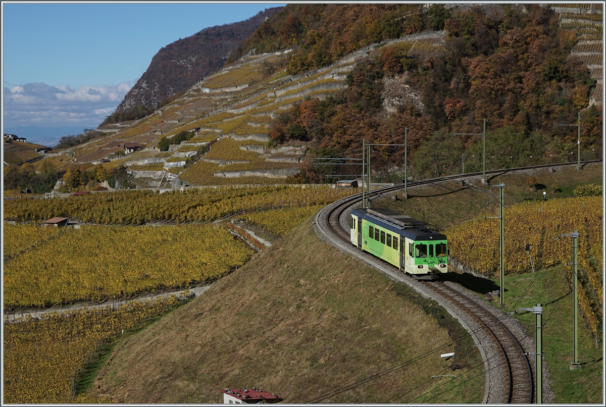 Der TPC ASD BDe 4/4 402 ist Regionalzug 435 von Plambuit nach Aigle in den Weibergen oberhalb von Aigle unterwegs. Wenn auch nur von ein paar Pixel im linken Bildteil angedeutet reicht der Blick bis zum Lac Léman und Lausanne sowie zum Jura.

5. November 2021