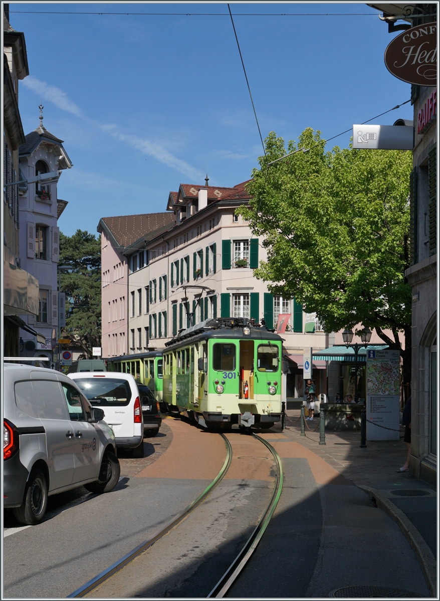 Der TPC BDeh 4/4 301 mit seinen Bt 352 auf der Fahrt nach Leysin sucht sich den engen Weg durch die Altstadt von Aigle. 

27. Juli 2024