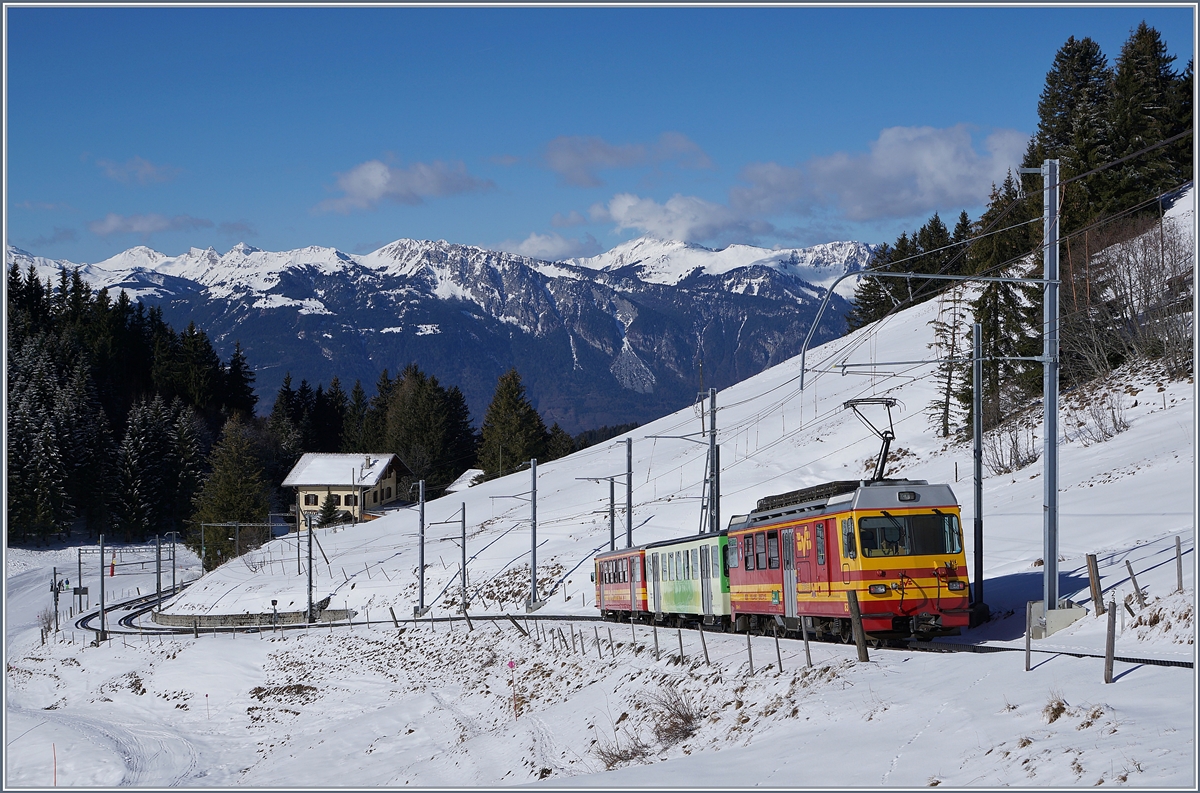
Der TPC BVB BDeh 4/4 83 auf der Fahrt Richtung Villars sur Ollon kurz vor dem Bahnhof Col-du-Soud.

5. März 2019