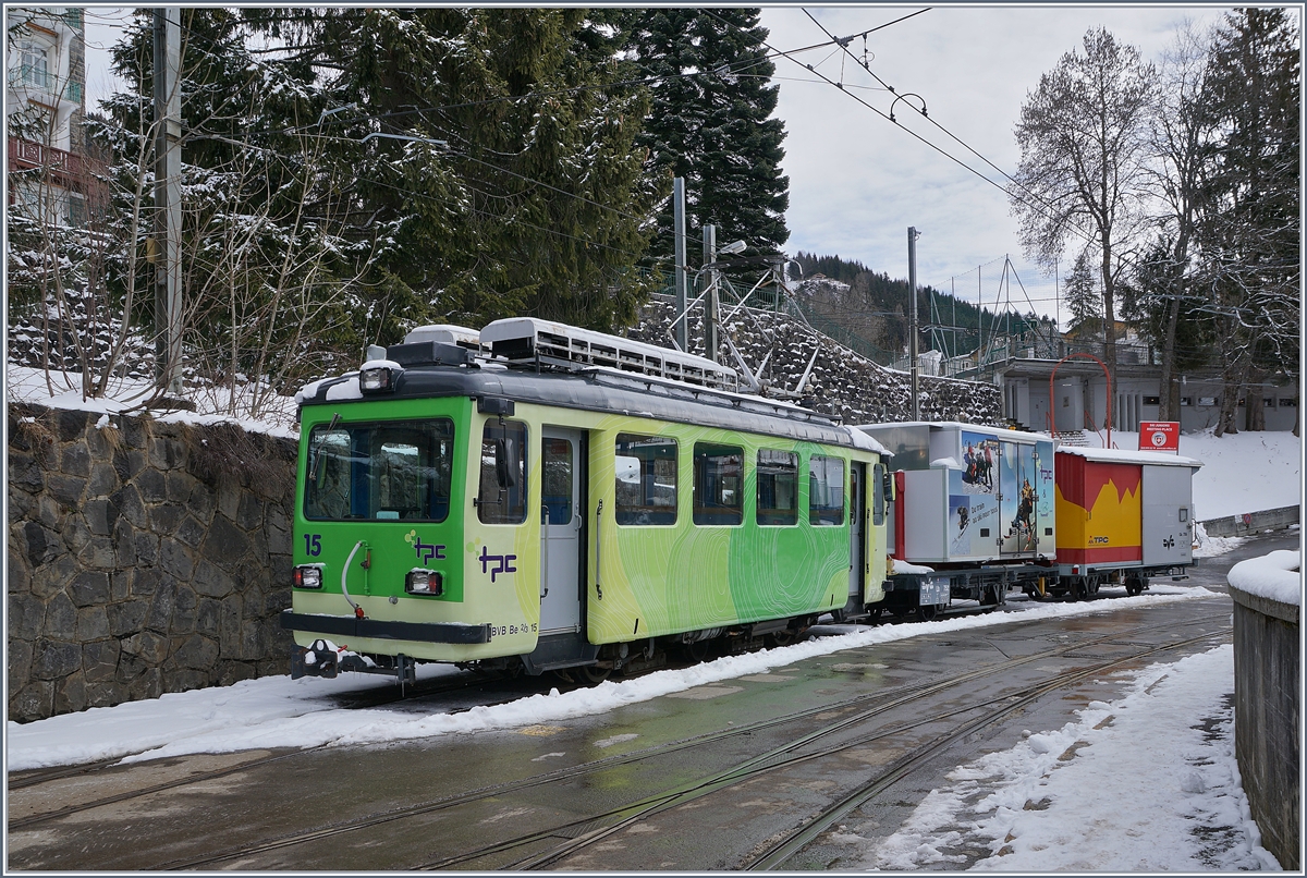 Der TPC BVB Be 2/3 15 steht mit zwei Güterwagen in Villars.

12. März 2019