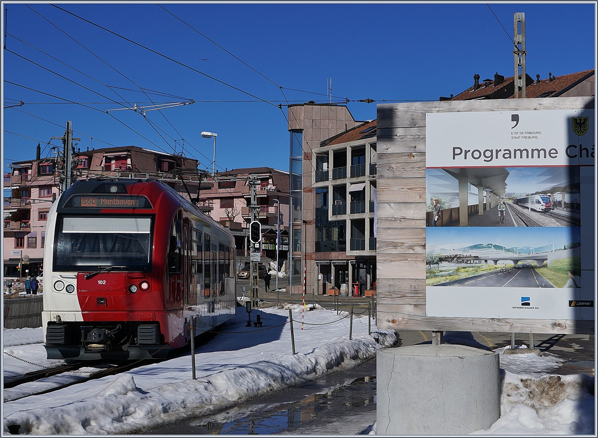 Der TPF ABe 2/4 102  SudExpress  verlässt den Bahnhof von Châtel St-Denis, während das Plakat rechts im Bild einen nicht ganz stimmigen Blick in nahe Zukunft erlaubt: Ein TPF RABe 526 beim Halt in neuen Bahnhof von Châtel St-Denis. Dieser kommt etwa eine halben Kilometer nord westlich vom alten zu stehen, und der Richtungswechsel wird entfallen. 

16. Feb. 2019
