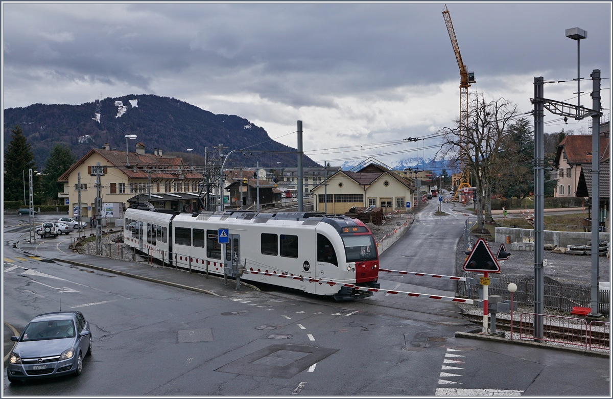 Der TPF Be 2/4 + B + ABe 2/4 102  SudExpress  verlässt Châtel-St-Denis; im rechten Bahnhofteil haben bereits die Abbrucharbeiten begonnen, wobei das Döpôt in Montbovon wieder aufgestellt werden soll. 

10. März 2019