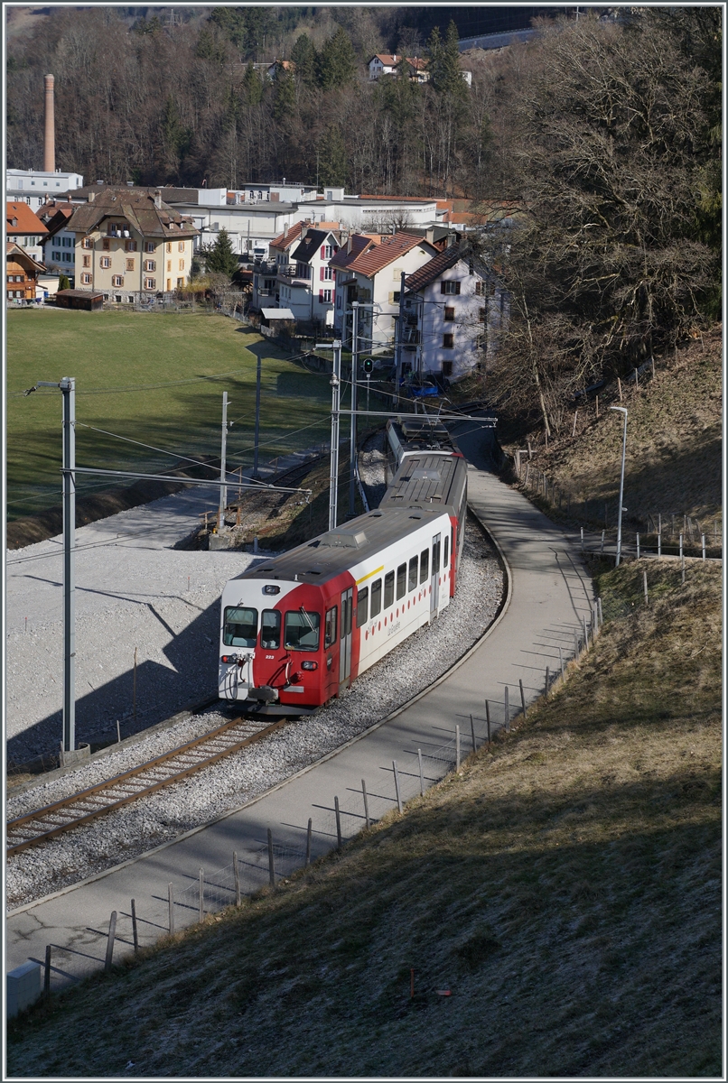 Der TPF Be 4/4 124 mit dem Bt 224 und dem ABt 223 sind als S60 14960 von Bulle auf dem Weg nach Broc-Fabrique und an dieser Stelle schon fast am Ziel der Reise. Die Schmalspurzüge werden bald durch Normalspurzüge aus Bern oder Fribourg abgelöst, am 5. April wird der letzte planmässige Schmalspurzug verkehren. 

2. März 2021