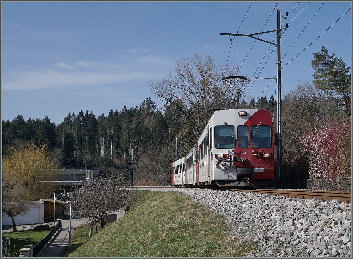 Der TPF Be 4/4 124 mit dem Bt 224 und ABt 223 auf der Fahrt von Bulle nach Broc Fabrique kurz vor der Ankunft im Bahnhof von Broc Village. Nach Ostern wird die Strecke von Meter- auf Normalspur umgebaut. 

2. März 2021