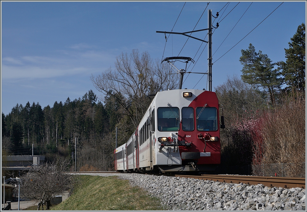 Der TPF Be 4/4 124 mit dem Bt 224 und ABt 223 auf der Fahrt von Bulle nach Broc Fabrique kurz vor der Ankunft im Bahnhof von Broc Village. Nach Ostern wird die Strecke von Meter- auf Normalspur umgebaut.

2. März 2021