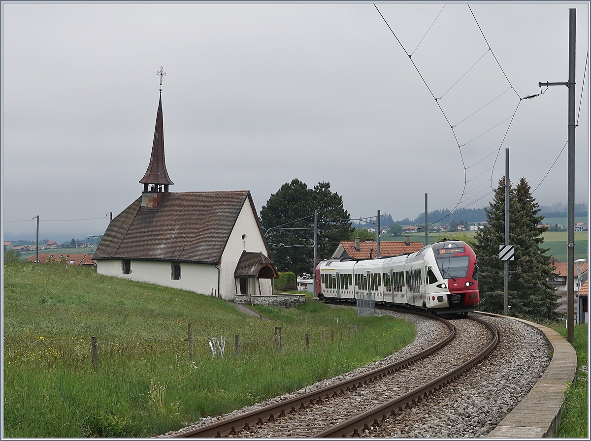 Der TPF RABe 527 193 ist bei Vaulruz als RE nach Fribourg unterwegs.

12. Mai 2020