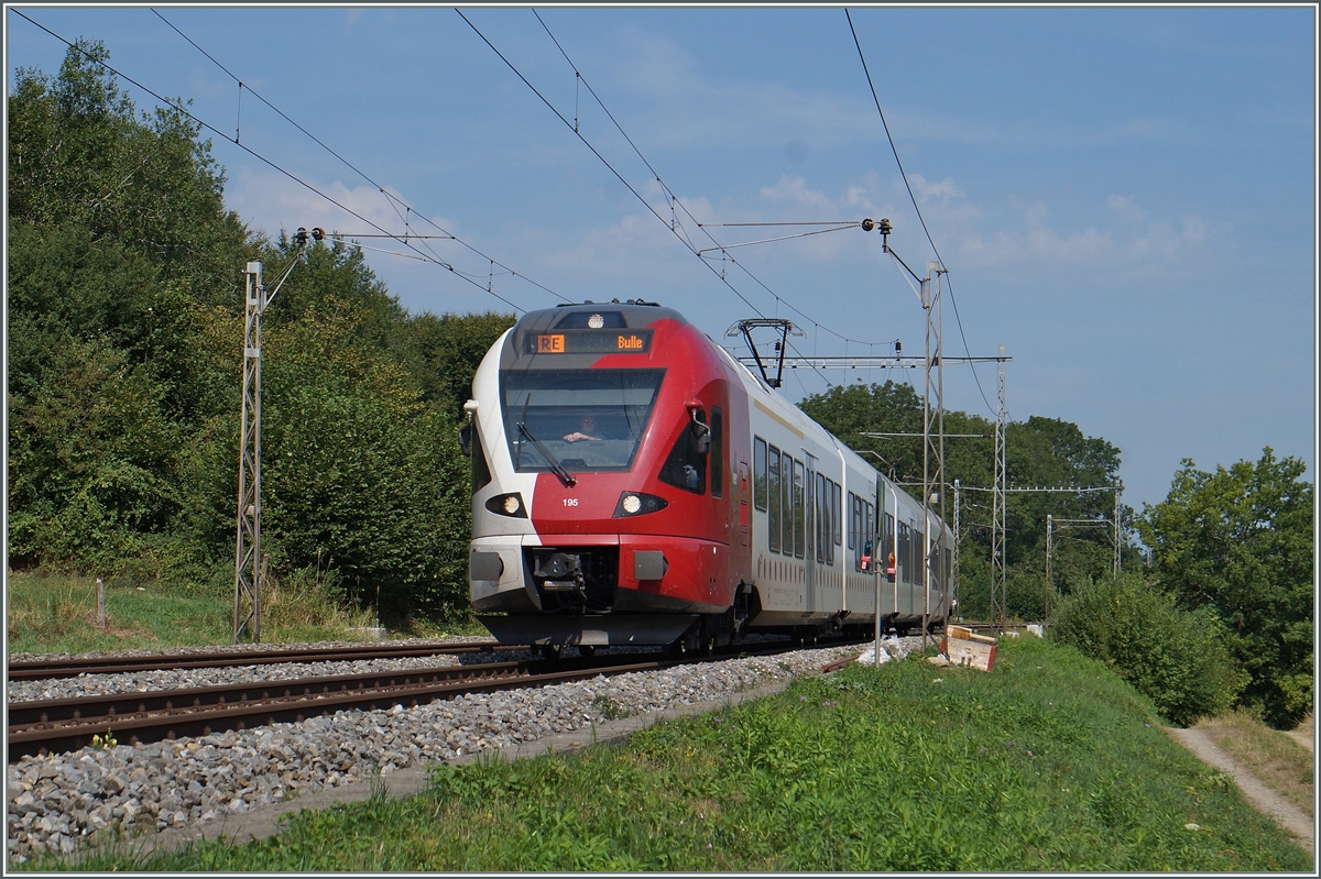 Der TPF RABe 527 195 als 4012 Fribourg - Bulle zwischen Rosé und Neyruz unter den wohl letzten alten Fahrleitnungsmasten zwischen St.Gallen und Genève. 
6.August 2015