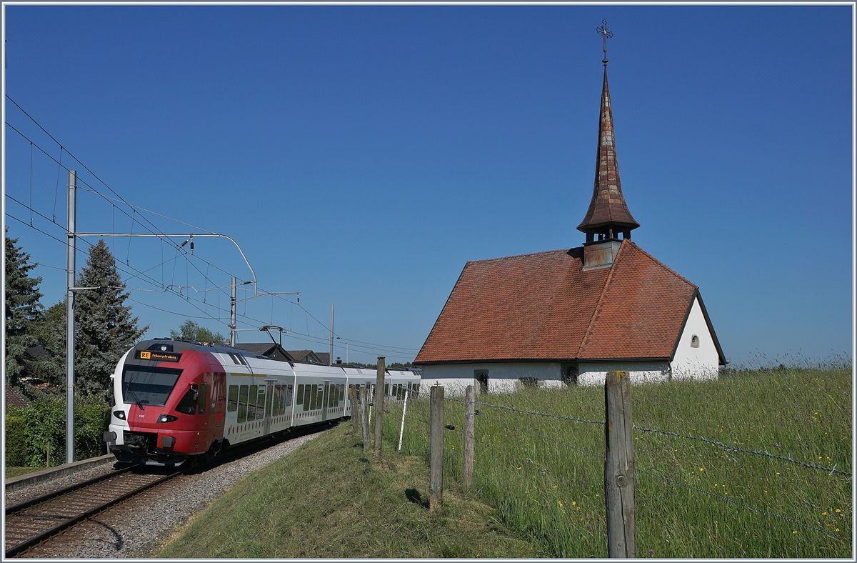 Der TPF RABe 527 195 als RE auf der Fahrt von Bulle nach Fribourg bei Vaulruz. 

19. Mai 2020