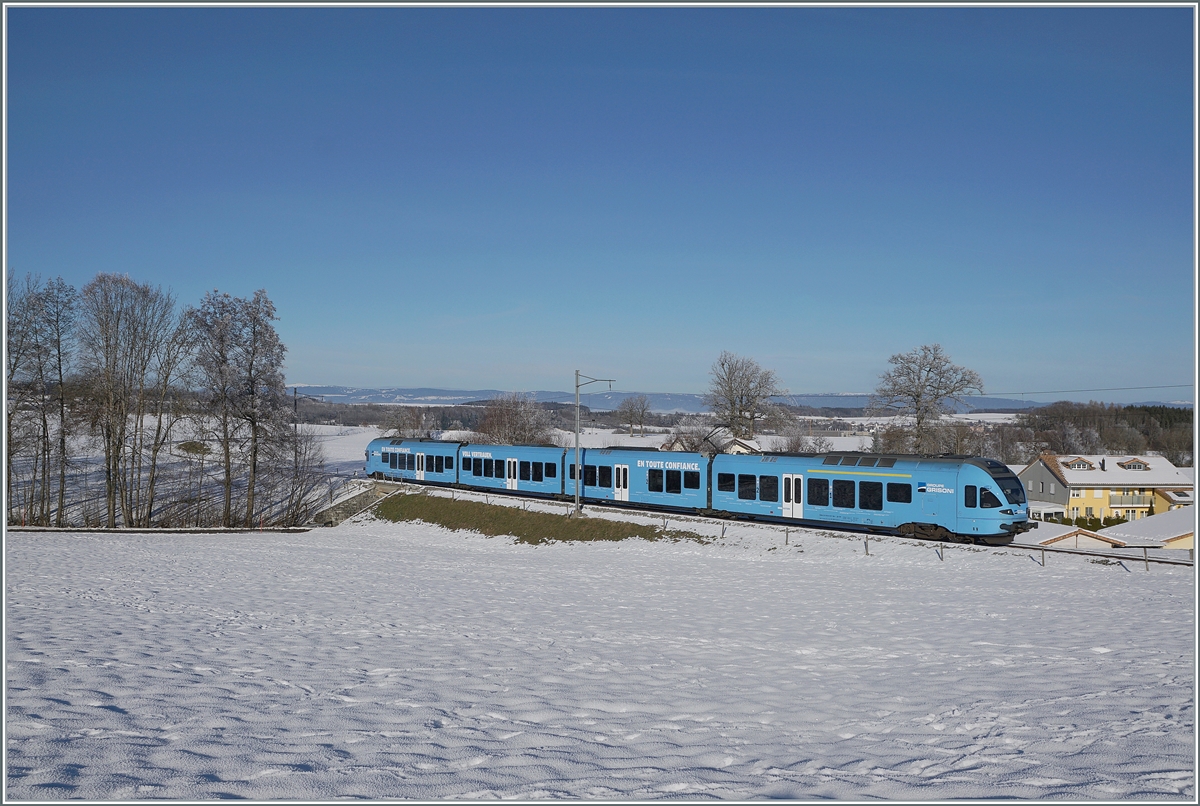 Der TPF RABe 527 198 kurz nach Vuisternas-devant-Romont auf der Fahrt in Richtung Romont.

23. Dezember 2021