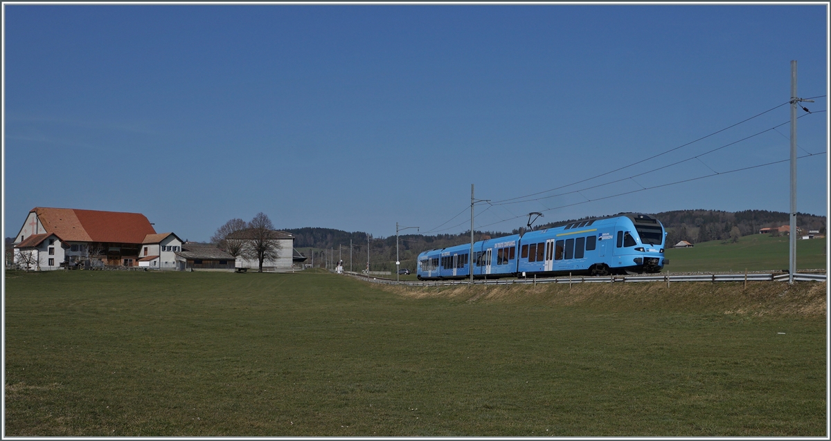 Der TPF RABe 527 198 ist als RE 3822 von Bern nach Bulle zwischen Sâles und Vaulruz unterwegs Das helle Blau des Zuges gefällt mir sehr gut, wobei überraschend festzustellen ist, dass das  Groupe Grisoni -Blau wie man es Land auf Land ab zu sehen bekommt, weitaus dunkler ist. 

2. März 2021