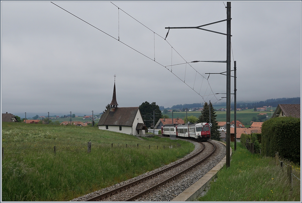 Der TPF RBDe 567 181 Pendelzug ist als RE 4020 ist kurz vor Vaulruz von Fribourg nach Bulle unterwegs. 

12. Mai 2020