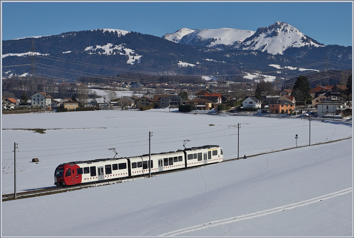 Der TPF Regionalzug S50 14824 von Palézieux nach Montbonvon kurz vor Bossennens. Der Zug besteht aus dem führenden Abe 2/4 102  Sud Express , einem Zwischenwagen und dem schiebenden Be 2/4 102 ebenfalls mit dem Namen  Sud Express .
16. Feb. 2018