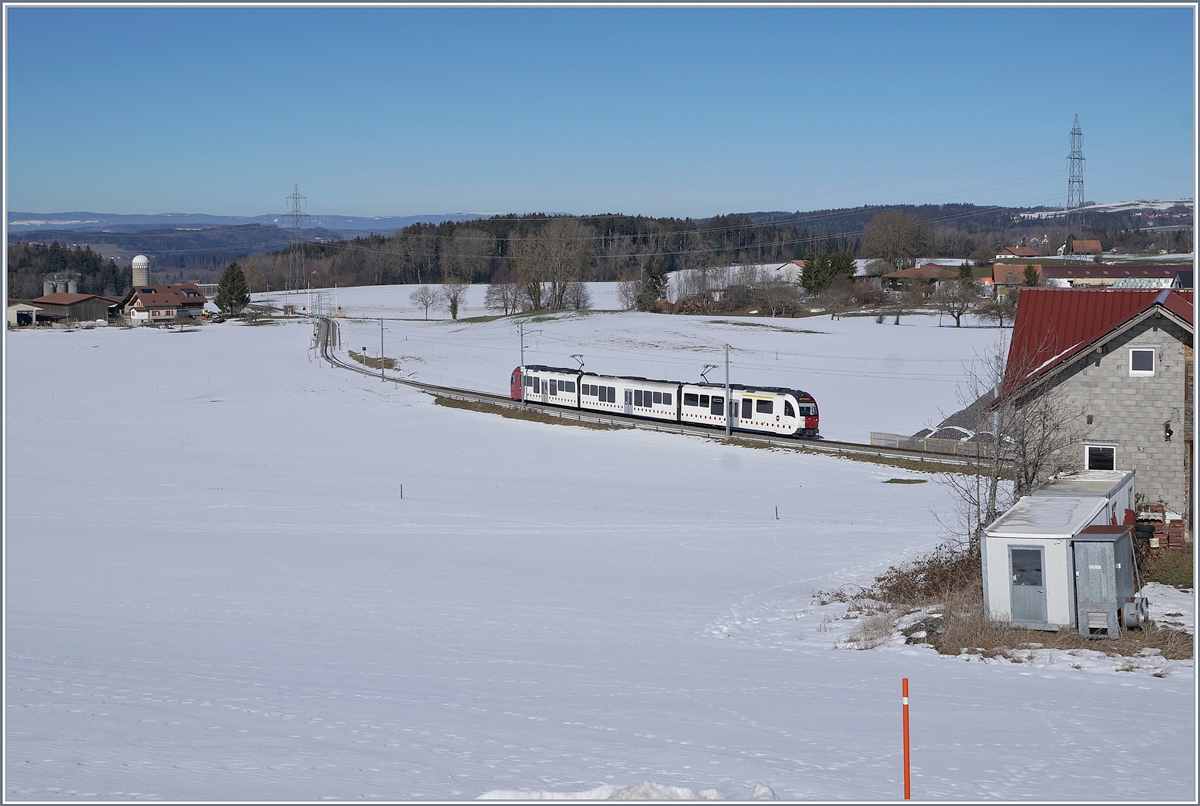 Der TPF Regionalzug S50 14824 von Palézieux nach Montbovon kurz vor Bossennens. Der Zug besteht aus dem führenden Abe 2/4 102  Sud Express , einem Zwischenwagen und dem schiebenden Be 2/4 102 ebenfalls mit dem Namen  Sud Express .
16. Feb. 2018