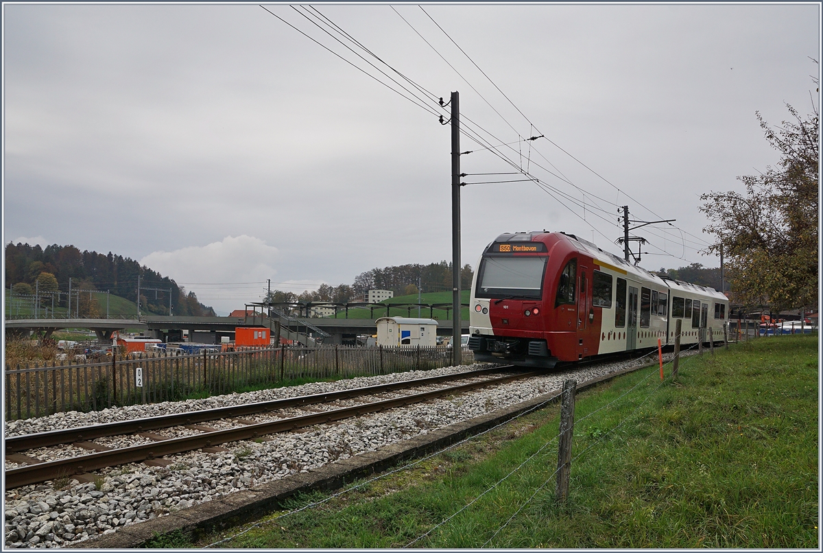 Der TPF SURF ABe 4/2 / Be 2/4 101 verlässt Châtel St-Denis in Richtung Montbovon. Links im Bild ein Blick auf den  neuen  Bahnhof von Châtel St-Denis.

28. Okt. 2019