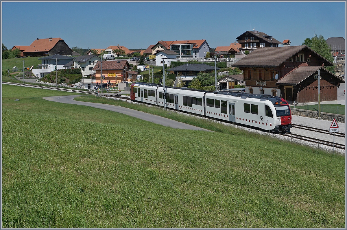 Der TPF SURF Be 2/4 / B / ABe 2/4 101 als 50 nach Bulle wartet in Vaulruz Sud auf die Weiterfahrt. 

19. Mai 2020