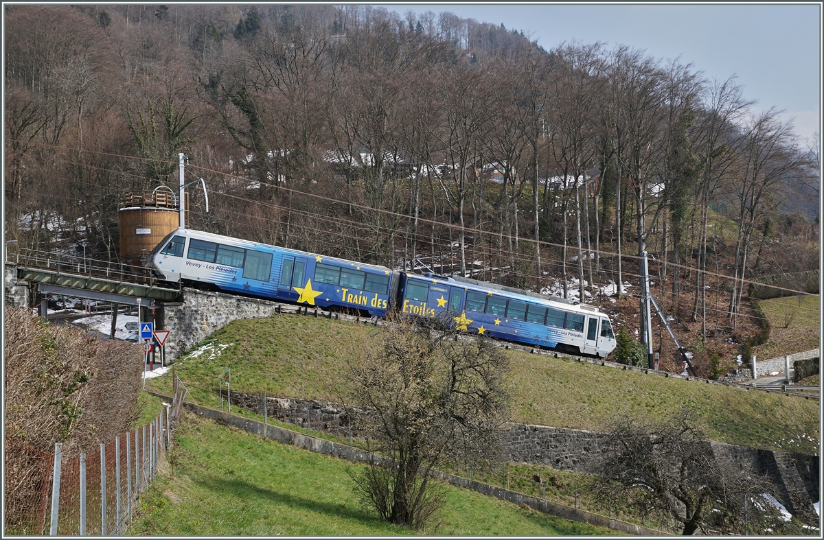Der  Train des Etoiles  oberhalb von Blonay auf der Fahrt Richtung Les Pleiades.
13.03.2016