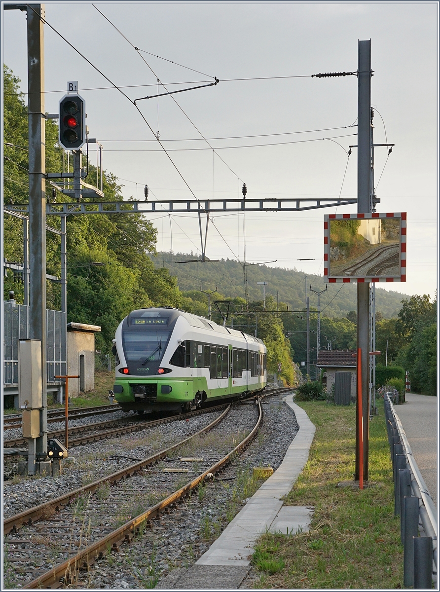 Der TransN RABe 523 075 und RABe 527 333 sind als RE 3960 von Neuchâtel nach Le Locle unterwegs und ändern im Spitzkehrbahnhof von Chambrelien die Fahrtrichtung.

12. August 2020