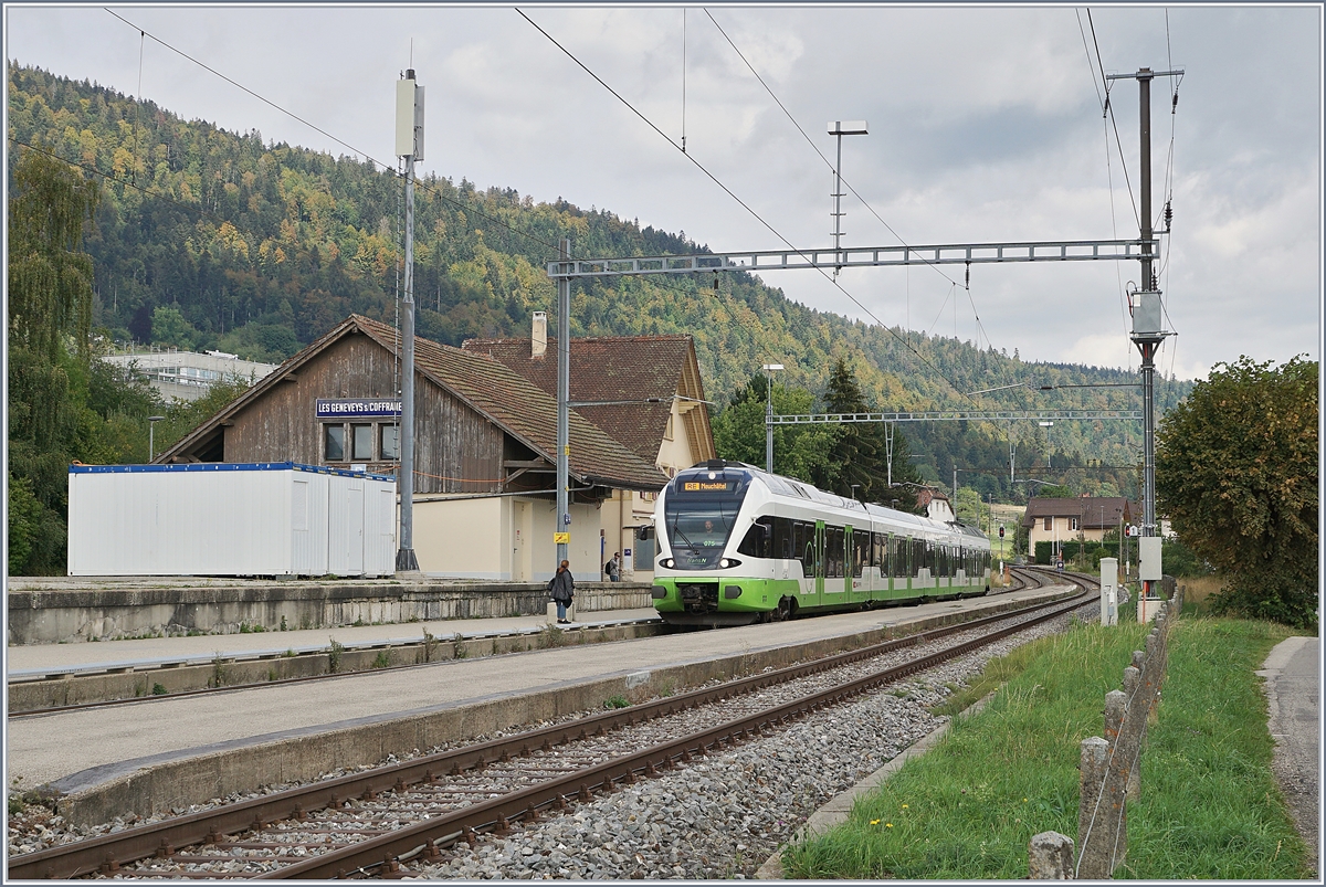 Der TransN RABe 523 075 (von der SBB gemietet) wartet in Les Geneveys sur Coffrane auf seinen Gegenzug. 

3. Sept. 2020