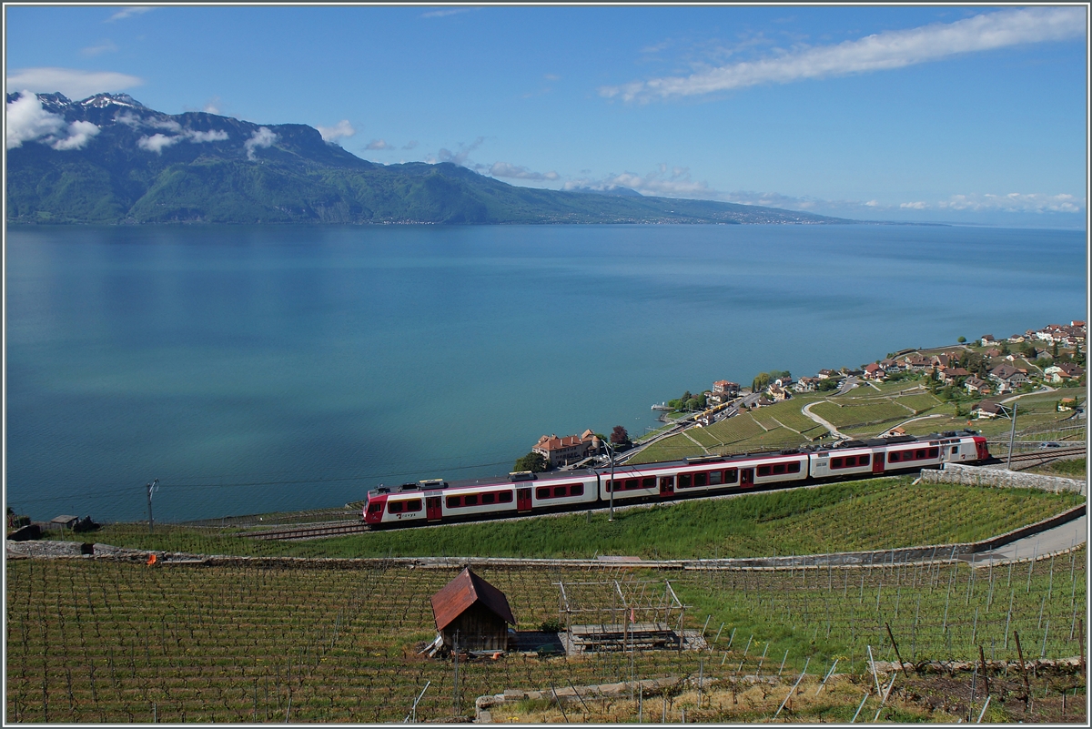 Der Travys Domino RBDe 560 384-0 im Einsatz auf der  Train des Vignes  Linie Vevey - Puidoux-Chexbres bei Chexbres als S31 12064.
6. Mai 2015