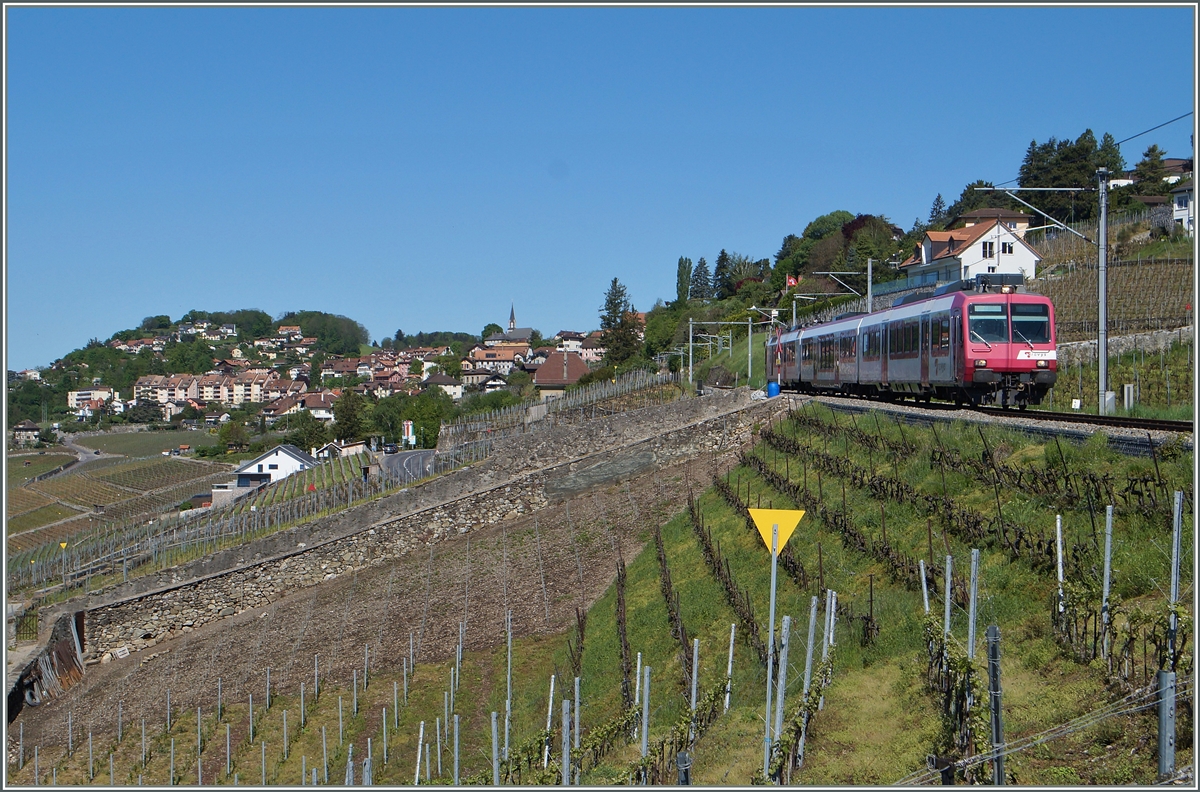 Der Travys Domino RBDe 560 384-0 im Einsatz auf der  Train des Vignes  Linie Puidoux-Chexbres - Vevey kurz nach Chexbres als S31 12065.
6. Mai 2015