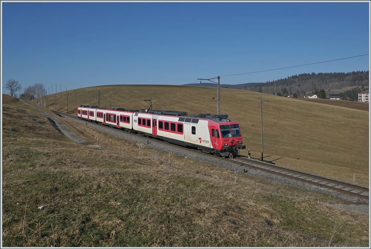 Der Travys RBDe 560 384-0 (RBDe 560 DO TR 94 85 7 560 384- CH-TVYS)  Lac Brenet  mit B und ABt ist als Regionalzug von Le Brassus nach Vallorbe kurz vor Les Charbonnières unterwegs. 

24. März 2022