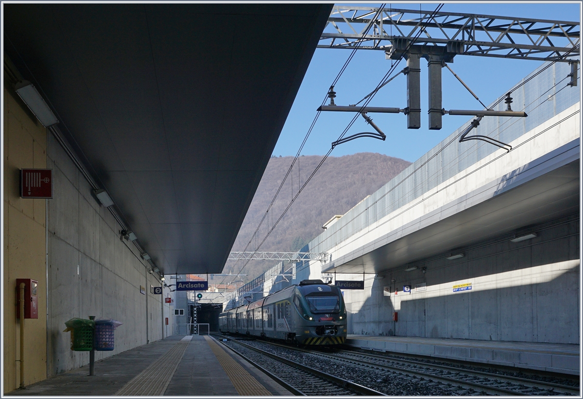 Der Trenord ETR 425 023 als RE 5310 von Milano Porta Garibaldi nach Porto Ceresio erreicht  Arcisate. Das Bild zeigt, dass die zweckmässige Station Arcisate (wie auch Cantello Gaggiolo und Induno Olona) nicht gerade sehr fotogen sind.
5. Jan. 2019