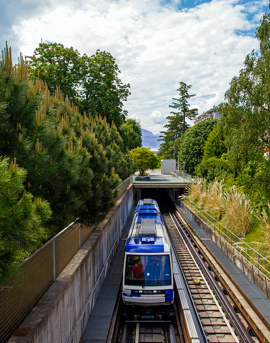 
Der Triebwagen 249 der Métro Lausanne bzw. U-Bahn Lausanne (Linie m2) fährt am 21.05.2018 vom Genfersee (Lausanne-Ouchy hinauf zum Bahnhof, hier kurz hinter der Station Délices (408 m). Allein der Höhenunterschied zwischen den Stationen Ouchy (unten am See gelegen) und dem SBB Bahnhof Lausanne beträgt 79 m.

Die U-Bahn Lausanne (m2) ist eine 5,9 km lange U-Bahn-Linie in Lausanne, welche von Ouchy (373 m) am Ufer des Genfersees über den Bahnhof Lausanne und das Stadtzentrum nach Epalinges-Croisettes (711 m) führt. Sie weist den größten Höhenunterschied aller U-Bahnen der Welt auf, obwohl einige Streckenabschnitte (wie hier) offen verlaufen. Die 2008 eröffnete Linie entstand aus dem Umbau der Zahnradbahn Lausanne–Ouchy. Zusammen mit der Stadtbahn Lausanne (Linie m1) werden die beiden Linien als Métro Lausanne bezeichnet. Sie ist die erste und einzige U-Bahn in der Schweiz. Betreiber beider Linien ist die Transports publics de la région lausannoise, abgekürzt TL (zu Deutsch: Öffentlicher Verkehr der Region Lausanne).

Strecke:
Die bereits bestehende Strecke der Zahnradbahn beginnt in Ouchy am Ufer des Genfersees, wobei das unterste Teilstück, das zuvor in einem Einschnitt verlief, in den Untergrund verlegt wurde. Die bestehende Station Montriond ersetzte man durch die Stationen Délices und Grancy. Oberhalb von Grancy beginnt der zweite Tunnel, der den Hauptbahnhof unterquert und zur bisherigen Endstation Flon führt. Dort besteht eine Umsteigemöglichkeit zur Stadtbahn m1 nach Renens und zur Chemin de fer Lausanne-Echallens-Bercher (LEB).

Oberhalb der Station Flon beginnt der Neubauabschnitt. Hinter der Station Riponne endet der zweite Tunnel, da die Strecke auf einer Brücke ein tief eingeschnittenes Tal im Stadtzentrum überquert. Der dritte Tunnel endet kurz vor La Sallaz. Nördlich dieser Station folgt der vierte Tunnel bis zur Endstation. Da die Station Vennes direkt an der Autobahn A9 liegt, entstand dort ein großer Park-and-ride-Platz. Vennes ist auch Standort des Depots und der Betriebswerkstatt. Die Strecke endet in Croisettes am Ortsrand von Epalinges.

Betrieb:
Beim Betrieb der U-Bahn wird auf französische Technik von Alstom gesetzt. Die 15 zweiteiligen Einheiten sind jeweils 30,68 m lang, 2,45 m breit und 3,47 m hoch, sie können maximal 351 Fahrgäste aufnehmen. Die erste Einheit wurde am 2. September 2006 nach Lausanne geliefert, die übrigen folgten im Abstand von zwei Monaten.

Die Linie m2 wird führerlos und vollautomatisch befahren, die Bahnsteige besitzen Türen, die gleichzeitig mit den auf gleicher Höhe befindlichen Fahrzeugtüren geöffnet und geschlossen werden. Das Prinzip von Fahrbahn und Führung wurde von der Pariser Métro übernommen. Auch die von Alstom gefertigten Fahrzeuge entsprechen weitestgehend der Pariser Pneumetro Typ MP89 CA. Allerdings bestehen Lausanner Einheiten lediglich aus zwei Wagenkästen, sie werden als Be 8/8 TL (Triebwagen TL 241 bis 258) geführt. Wie auf einigen Linien der Pariser Metro, sind die Drehgestelle mit gummibereiften Rädern ausgestattet. Damit ersparte man sich die Montage einer Zahnstange im Gleis. Die Bergfahrt für die gesamte Strecke dauert 21 und die Talfahrt 18 Minuten. Die Zufuhr der Elektrizität erfolgt über die als Stromschienen mitbenutzten seitlichen Führungsschienen.

Spezifikationen der Alstom Be 8/8 TL (Triebwagen TL 241 bis 258)

Die Züge haben vier Drehgestelle mit je zwei Achsen. Jedes Drehgestell hat seinen eigenen Motor mit einer Leistung von 314 kW, was eine Gesamtleistung von 1.256 kW ergibt. Sie werden bei einer Spannung von 750 V Gleichstrom durch eine dritte Schiene mit Strom versorgt und können eine Höchstgeschwindigkeit von 60 km/h  erreichen. Der Drehzapfenabstand zwischen den äußeren und inneren Drehgestellen ist 10 m und der Drehzapfenabstand zwischen den inneren Drehgestellen ist 4,88 m.

Jeder Zug hat 36 Sitze und 20 Klappsitze. Diese Züge fahren automatisch (fahrerlos). Für Manövriervorgänge z.B. im Depot steht manuelles Bedienfeld für zur Verfügung.

TECHNISCHE DATEN der Be 8/8 TL:
Hersteller: Alstom
Baujahr: 2006
Anzahl: 15 (Triebwagen Nr. 241 bis 258)
Fahrzeugtyp: Bi-directional
Spurweite: 1.435 mm (Normalspur) Gummi bereift 
Achsfolge: Bo'Bo' + Bo'Bo'
Länge über Alles: 30.680 mm (2x 15.340 mm)
Breite: 2.450 mm
Höhe: 3.473 mm
Gewicht: 57,3 t
Anzahl der Türen: 6 (je Seite)
Einstiegshöhe: 1.905 mm
Fußbodenhöhe: 1.130 mm
Höchstgeschwindigkeit: 60 km/h
Leistung: 4 x 314 kW = 1.256 kW
Stromsystem: 750 V DC (Gleichstrom über Stromschiene)
Kleister befahrbarer Gleisbogen: 40 m
Maximalsteigung: 12 %

Quellen: Wikipedia (deutsch und französisch), sowie Alstom

Die U-Bahn-Strecke ist 5,9 Kilometer lang und umfaßt 14 Stationen, wovon vier bereits bestanden. Es gibt vier Tunnelabschnitte, die eine Gesamtlänge von 5,3 Kilometern aufweisen. 600 m der Strecke verlaufen außerhalb von Tunneln. Der Höhenunterschied zwischen den Endstationen Ouchy (unten am See gelegen) und dem am Hügel gebauten Vorort Croisettes beträgt 336 Meter, wobei die durchschnittliche Steigung 5,7 %, die Maximalsteigung 12 % beträgt. Die Linie m2 weist damit den größten Höhenunterschied aller U-Bahnen der Welt auf, sie ist auch die steilste Adhäsions-U-Bahn sowie die weltweit dritt steilste U-Bahn – nach der Karmelit in Haifa (eine pneubereifte Standseilbahn mit 30 % Steigung) und der Métro C in Lyon (eine Zahnradbahn mit bis zu 17 % Steigung).