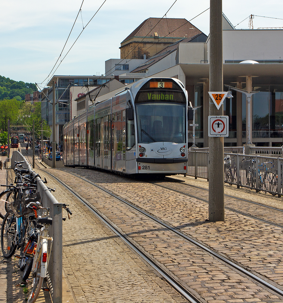 Der Triebwagen 281 ein Siemens Combino Advanced (siebenteiliger Zweirichtungswagen) der Freiburger Verkehrs AG (VAG) überquert die Stühlingerbrücke (Freiburg im Breisgau) am 25.05.2012, als Linie 3 in Richtung Vauban. 

Die Freiburger Straßenbahn/Stadtbahn hat eine Spurweite von 1.000 mm  (Meterspur) und wird mit 750 V Gleichstrom (DC) betrieben.