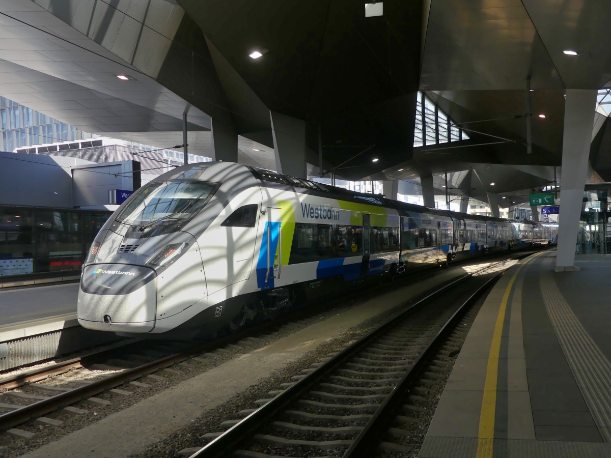 Der Triebzug RABe 501 93 85 0501 044-8 CH-WSTBA, (genannt Smile) der WESTbahn, h�lt im Hauptbahnhof Wien. 03.05.2026