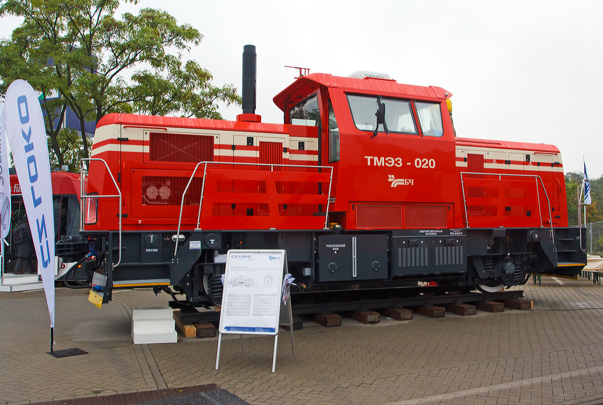 
Der tschechische Hersteller CZ LOKO a.s. prsentierte auf der Inno Trans 2014 in Berlin (hier 26.09.2014) die neue leichte dieselelektrische Rangierlokomotive TME3 – 020 fr die weirussische Eisenbahngesellschaft Belaruskaja tschyhunka (BTsch bzw. BC) in Breitspur (1.520 mm). In Normalspur entspricht sie der tschechischen Baureihe 719.  

Die Lok wurde 2014 von CZ LOKO unter der Fabriknummer 13 – 0670 gebaut.

CZ LOKO hat den Auftrag bekommen asynchrone zweiachsige Lokomotiven der Baureihe TME3 an die Weirussische Staatsbahn zu liefern. Die letzten Lokomotiven werden bis Ende 2014 geliefert. Der Auftrag hat einen Wert von fast 500 Millionen Kronen.
Die Komponenten fr die TME3 Lok wurden von CZ LOKO hergestellt und dann in Weirussland  zusammengebaut. 

Die neue 719 / TME3 Serie ist fr leichte und mittlere Rangierarbeiten entwickelt worden, kann aber auch fr leichte Bahnbetrieb eingesetzt werden. Das Fahrgestell hat zwei Radstze mit Federnsystemen. Jeder Radsatz hat einen eigenen asynchronen Fahrmotor. Die Maschine ist mit einem elektrodynamischen Bremssystem ausgestattet. Ein Caterpillar Dieselmotor C15 treibt einen Siemens-Wechselstromgenerator (1FC2 401-4 V0-25) an, welcher die elektrische Energie liefert,
Das mittige Fhrerhaus ist klimatisiert und hat zwei komplette Lokfhrer -Bedienkonsolen.

Technische Daten:
Spurweite: 1.520 mm (Breitspur)
Achsformel: Bo
Lnge ber Puffer: 10.420 mm
Maximale Breite: 3.100 mm
Maximale Hhe: 4.440 mm
Achsabstand: 5.300 mm
Raddurchmesser: 1.050 mm (neu) 1.010 mm (abgenutzt)
Dienstgewicht: 46 t
Achslast: 23 t
Dieselmotor: Caterpillar C15 6-Zylinder-Dieselreihenmotor
Motorleistung: 403 kW / 1.800 U/min
Generator: Siemens-Wechselstromgenerator 1FC2 401-4 V0-25
Kleinster  befahrbarer Gleisbogen: 80 m (bei 5 km/h)
Anfahrzugkraft: 154 kN
Dauerzugkraft: 121 kN
Hchstgeschwindigkeit:  60 km/h
Tankvolumen: 1.000 l (Diesel)

Quellen: CZ LOKO und Belaruskaja tschyhunka (englische Texte)
