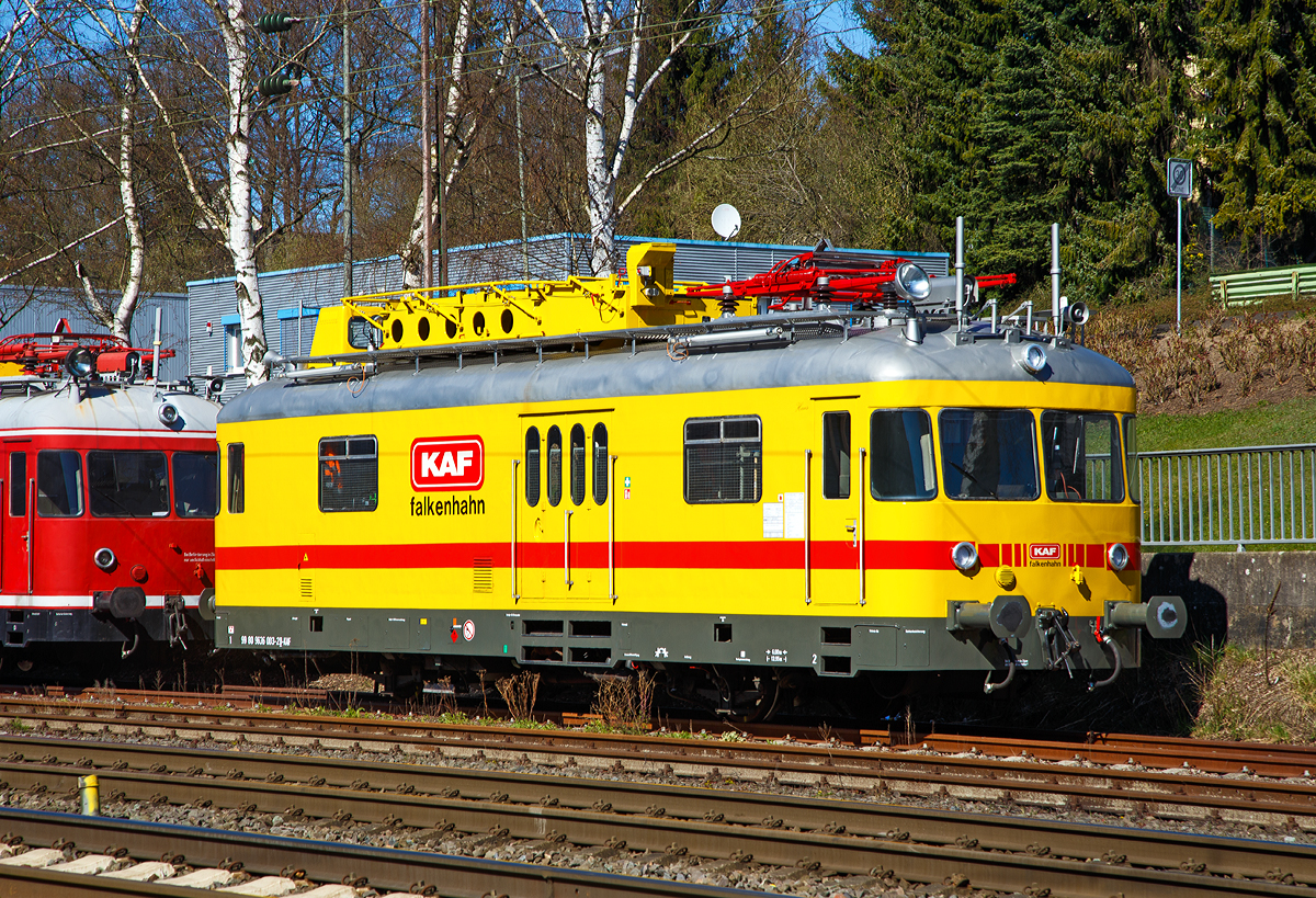 
Der Turmtriebwagen 99 80 9636 003 2 D-KAF  Hans  der KAF SigBahnTec GmbH (Kreuztal), ex TVT 701 089-5 der VEB (Vulkan-Eifel-Bahn Betriebsgesellschaft mbH), ex DB 701 089-5, ex Deutsche Bahn Nürnberg 6319, ist am 04.04.2020 in Kreuztal abgestellt.

Der Turmtriebwagen (TVT) wurde 1963 bei WMD (Waggon- und Maschinenbau GmbH) in Donauwörth unter der Fabriknummer 1504 gebaut. Bei der DB war er in Ansbach und Nürnberg beheimatet. Nach der Ausmusterung 2004 kam er 2008 zur VEB - Vulkan-Eifel-Bahn in Gerolstein, wo er für die Instandhaltungsarbeiten auf der Eifelquerbahn eingesetzt. Nach einer umfassenden Instandsetzung und Neulackierung durch die Werkstatt der VEB erfolgte am 20.01.2020 die Übergabe an den neuen Eigentümer KAF Falkenhahn.

Die Turmtriebwagen der DB-Baureihen 701 sind eine Serie von Bahndienstfahrzeugen der Deutschen Bundesbahn, die Fahrzeuge aus den erfolgreich produzierten Uerdinger Schienenbussen abgeleitet nicht zuletzt um die Ersatzteilhaltung zu vereinfachen. 

In den 1950er Jahren wurde das Netz der Deutschen Bundesbahn zunehmend elektrifiziert. Damit entstand ein Bedarf an Fahrzeugen zur Installation und Instandhaltung der Fahrleitung. Deshalb beschaffte die Deutsche Bundesbahn insgesamt 167 überwiegend zweimotorige moderne Wartungsfahrzeuge für diesen Zweck. Der VT 55 (ab 1968 Baureihe 701) entstand auf Basis des Schienenbusses VT 98 (ab 1968 Baureihe 798). Hersteller war die Waggon- und Maschinenbau GmbH in Donauwörth.

Zwischen den Führerständen befindet sich ein 26 m² großer Aufenthaltsraum mit einer Werkstatt. Dort sind Regale, eine Werkbank sowie eine Sitz- und Waschgelegenheit montiert, auch der Zugang zur Kanzel zur Beobachtung der Fahrleitung befindet sich dort. Die einzige Änderung des Wagenkastens im Vergleich zur BR 798 ist die Erhöhung des Daches.

Auf dem Dach befindet sich ein Stromabnehmer zur Erdung und Prüfung der Fahrleitung. Das Dach wird fast vollständig von einer hydraulisch heb- und schwenkbaren Arbeitsbühne bedeckt. Die Arbeitsbühne kann mit bis zu 300 Kilogramm beladen werden. Auch eine Beobachtungskanzel und Suchscheinwerfer wurden auf dem Dach angebracht.

TECHNISCHE DATEN:
Achsformel: AA
Spurweite: 1.435 mm (Normalspur)
Länge über Puffer: 13.950 mm
Achsabstand: 6.000 mm
Dienstgewicht: 24,6 t
Motor: 6-ZylinderUnterflur 4-Takt-Dieselmotor
Motorleistung  2 x 110 kW (150 PS) bei 1.900 U/min
Höchstgeschwindigkeit: 90 km/h
Kupplungstyp: Schraubenkupplung

Spätere Umbauten:
Einige 701 der DB Netz Instandhaltung wurden später zu Oberleitungsmesswagen (Diagnose VT) umgerüstet und tragen statt der Arbeitsbühne einen zweiten Stromabnehmer auf dem Dach. Sie werden zur Inspektion der Oberleitung eingesetzt, sollen aber aufgrund der geringen Höchstgeschwindigkeit von 90 km/h zeitnah ausgemustert werden.
