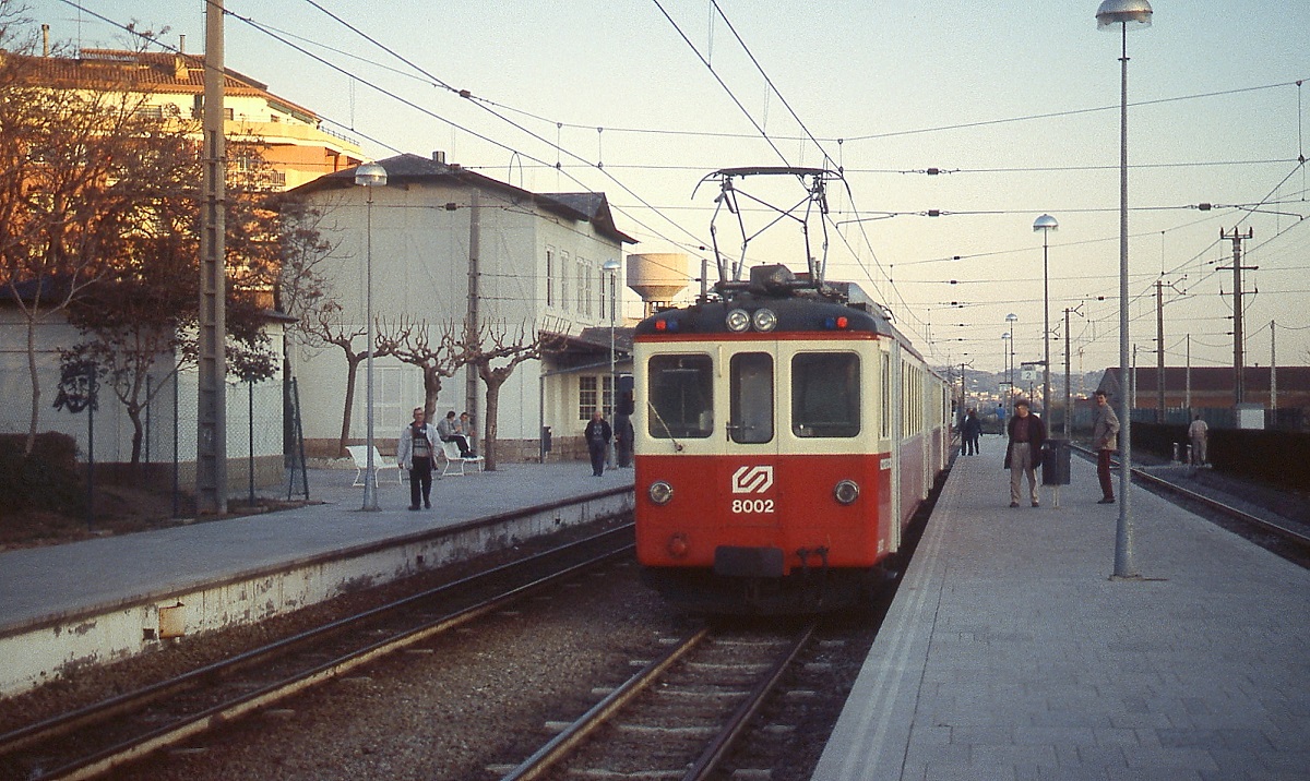 Der Tw 8002 der FGC (ex Appenzeller Bahn) im Bahnhof Olesa de Montserrat (Februar 1996)