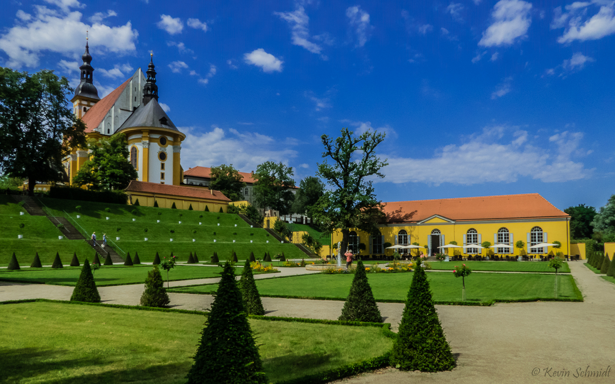 Der um 1755 entstandene <u><a href= http://www.stift-neuzelle.de/?site=1.3  target= _blank >Klostergarten</a></u> wurde im Stil des Barock angelegt. Oberhalb befindet sich die <u><a href= http://www.stift-neuzelle.de/?site=1.1  target= _blank >Stiftskirche St. Marien</a></u>, welche etwa ab 1390 errichtet wurde. Rechts im Bild ist die Orangerie zu sehen. (01.08.2017)