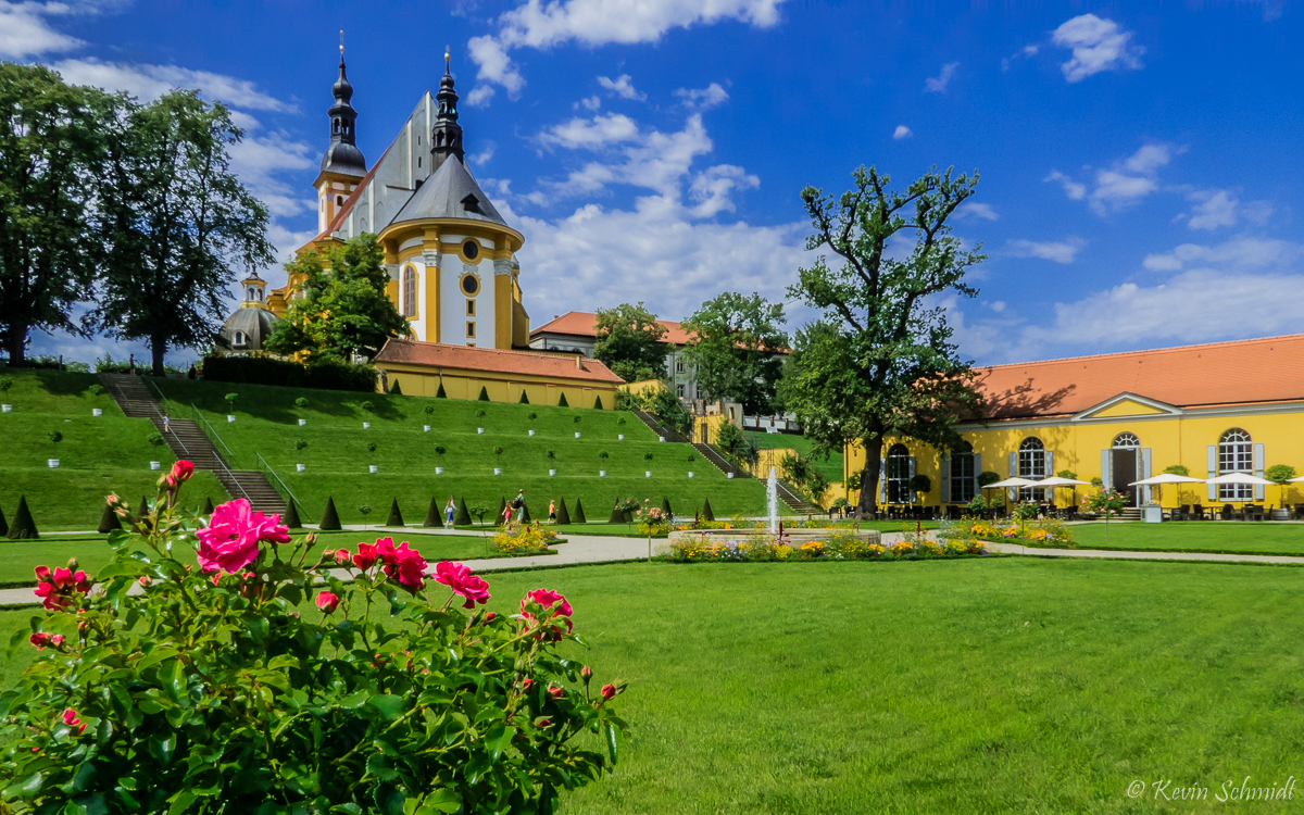 Der um 1755 entstandene <u><a href= http://www.stift-neuzelle.de/?site=1.3  target= _blank >Klostergarten</a></u> wurde im Stil des Barock angelegt. Oberhalb befindet sich die <u><a href= http://www.stift-neuzelle.de/?site=1.1  target= _blank >Stiftskirche St. Marien</a></u>, welche etwa ab 1390 errichtet wurde. Der Garten wurde ab 1997 nach Darstellungen und Plänen des Neuzeller Stiftsatlas sowie auf Grundlage von gartenhistorischen Untersuchungen wiederhergestellt. (01.08.2017)