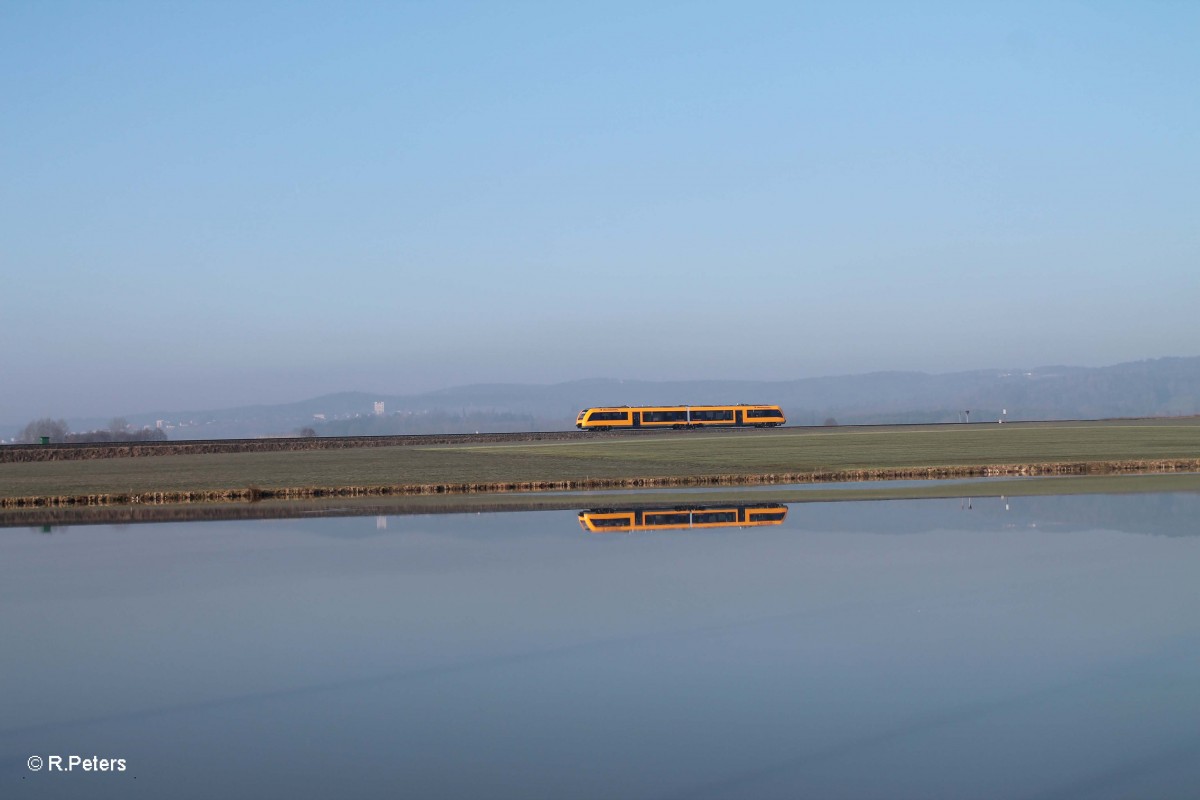 Der Unbekannte Oberpfalzbahn Lint41 kommt als OPB79717 Marktredwitz - Regensburg bei Oberteich wieder zur�ck. 18.03.16