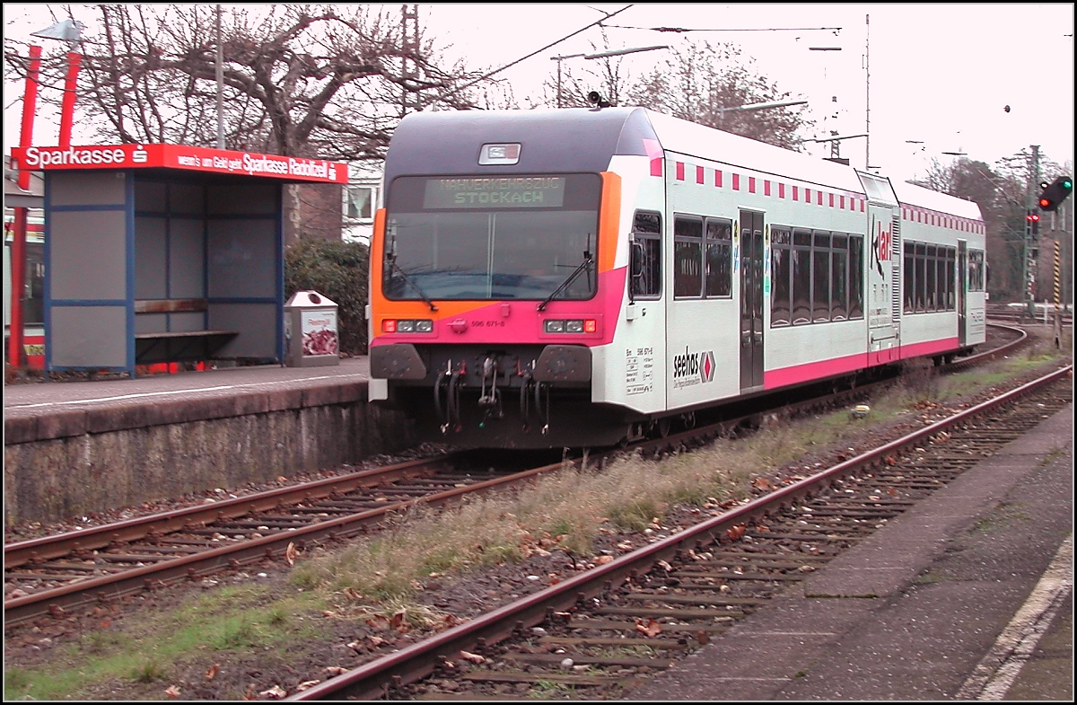 Der Ur-GTW der MThB, 596 671-8. Allerdings zu dem Zeitpunkt schon unter den Fittichen der neu gegrndten Thurbo, noch als Seehsle unterwegs. Radolfzell, Januar 2003.