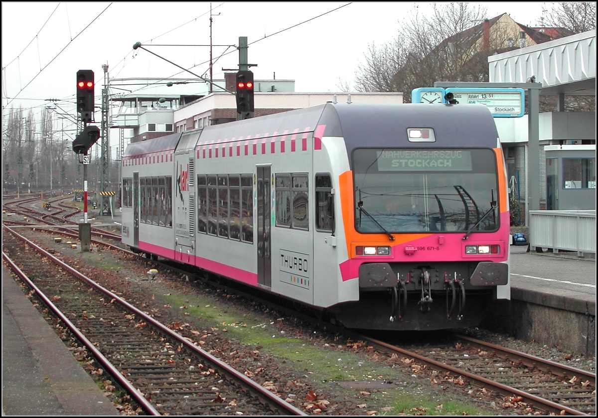 Der Ur-GTW der MThB, 596 671-8. Allerdings zu dem Zeitpunkt schon unter den Fittichen der neu gegrndten Thurbo, noch als Seehsle unterwegs. Radolfzell, Januar 2003.