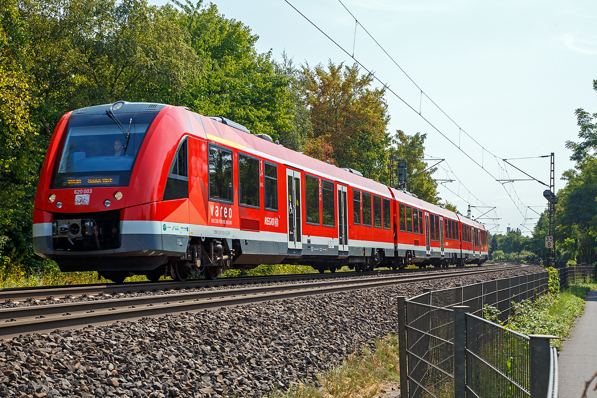 
Der vareo 620 003 / 621 003 / 620 503 ein dreiteiliger Dieseltriebzug vom Typ ALSTOM Coradia LINT 81 der DB Regio (VAREO) erreicht am 28.08.2018, als RB 30   Rhein-Ahr-Bahn  (Ahrbrück - Remagen - Bonn Hbf), bald den Bahnhof Bonn UN Campus. 
