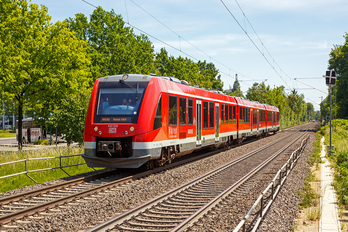 
Der vareo 620 503 / 621 008 / 620 008 ein dreiteiliger Dieseltriebzug vom Typ ALSTOM Coradia LINT 81 der DB Regio (VAREO) erreicht am 01.06.2019, als RB 30   Rhein-Ahr-Bahn  (Ahrbrck - Remagen - Bonn Hbf), erreicht den Bahnhof Bonn UN Campus.

Nochmal liebe Gre an den sehr freundlichen  Lokfhrer zurck.