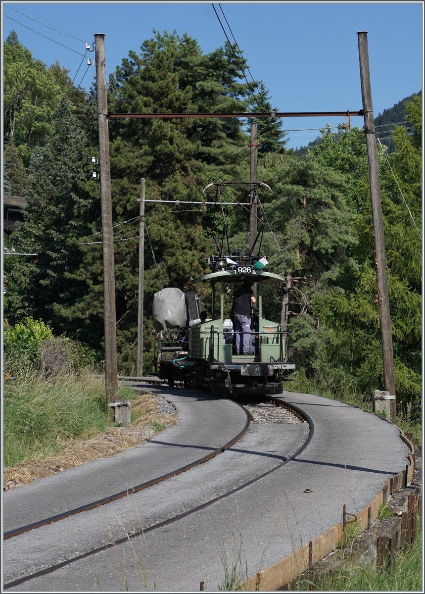 Der VBZ Schienentraktor Te 2/2 926 von 1935 (StStZ/MOF) der Blonay - Chamby Bahn verlässt eher selten den Musemusbahnhof Chaulin. Hier zeigt es sich mit eine Löschzug bei Blonay.
Das eigentliche Motiv aber sind die Gleise, welche für die Renovierung des Baye de Clarens Viadukt für das Befahren mit Strassenfahrzeugen bis zur Baustelle hergerichtet wurden. 

22. Juli 2023

