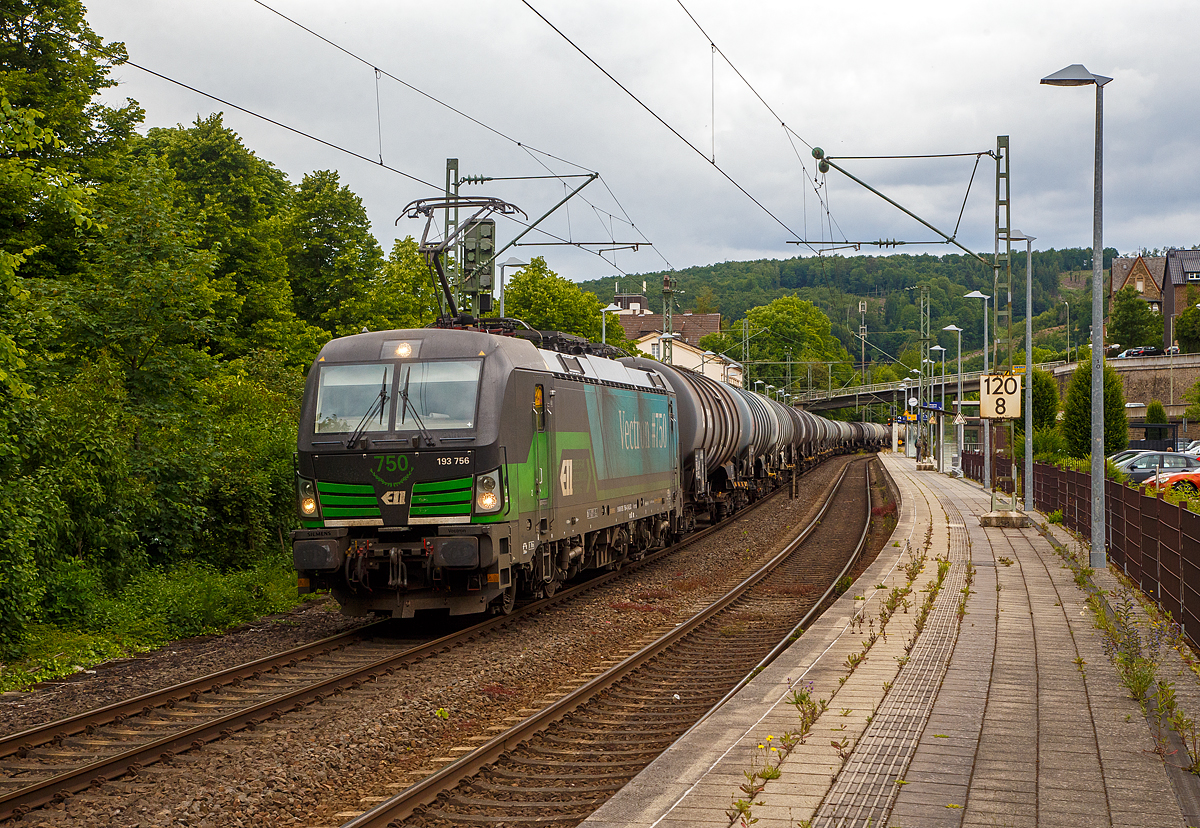 Der Vectron #750...
Die an die RTB CARGO GmbH vermietete Siemens Vectron MS der ELL - European Locomotive Leasing (Wien) 193 756 (91 80 6193 756-4 D-ELOC) fährt am 07.06.2022 mit einem Kesselwagenzug durch den Bahnhof Kirchen (Sieg) in Richtung Köln. 

Die Siemens Vectron MS wurde 2019 von Siemens Mobilitiy in München-Allach unter der Fabriknummer 22683 gebaut und an die ELL, den Vectron Kunden, geliefert. Es war der 750te Vectron der von Siemens gebaut wurde.