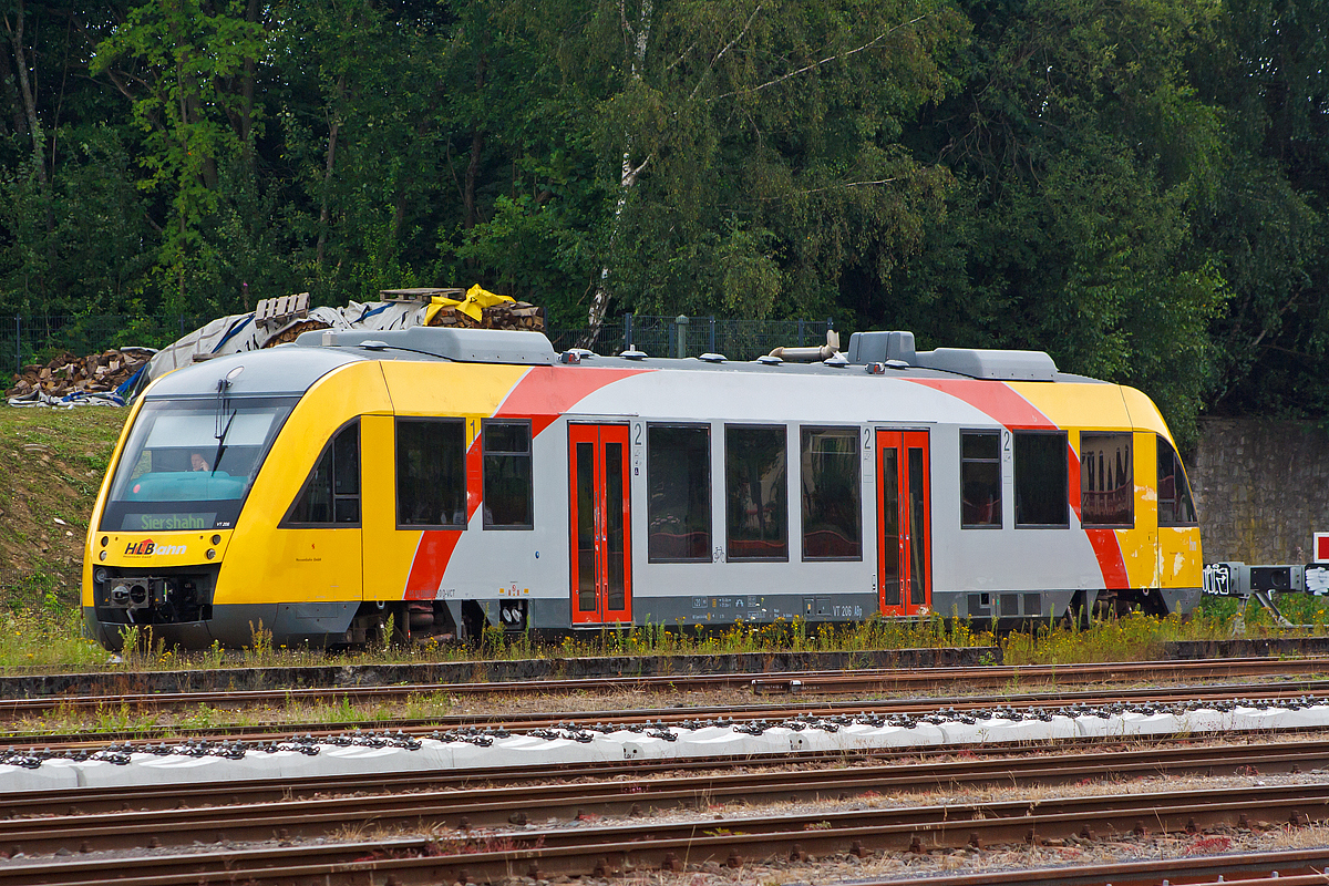 
Der Vectus VT 206 ABp (95 80 0640 106-0 D-VCT) im HLB-Design steht am  02.08.2014 beim Bahnhof Siershahn (Westerwald). 

Der Alstom Coradia LINT 27 wurde 2004 von Alstom in Salzgitter (ehem. LHB) unter der Fabriknummer 1187-006 gebaut.