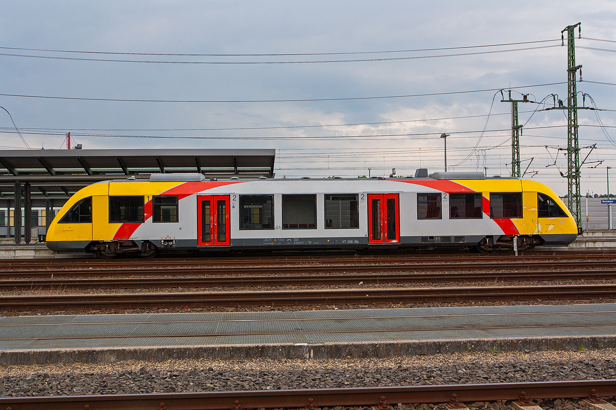Der Vectus VT 206 ABp (95 80 0640 106-0 D-VCT) im HLB-Design steht am 02.08.2014, als RB 29  Unterwesterwaldbahn  (Limburg/Lahn - Montabaur - Siershahn) beim Halt im ICE Bahnhof Montabaur.

Der Alstom Coradia LINT 27 wurde 2004 von Alstom in Salzgitter (ehem. LHB) unter der Fabriknummer 1187-006 gebaut.
