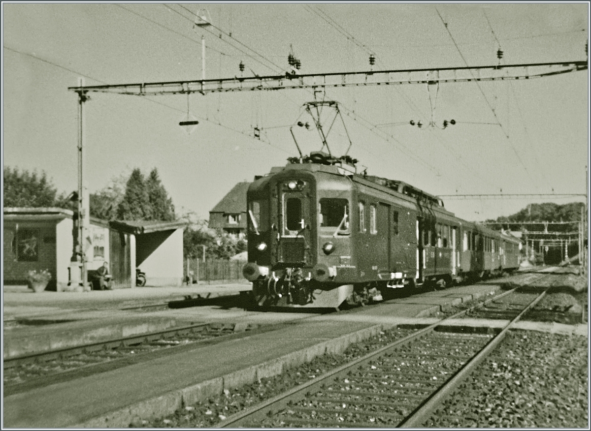 Der Verkehr auf der Strecke Herzogenbuchsee - Lyss wurde meist mit BDe 4/4 Treibwagen-Pendelzügen (bestehend aus B und Bt (deklasiertem ABt)) abgewickelt. Ein solch typischer Zug zeigt sich hier bei der Einfahrt in Büren an der Aare. 

Analogbild vom Sept. 1981