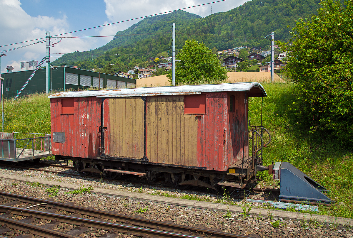 
Der vierachsige Werkstattwagen K 101 (ehem. gedeckter Güterwagen) der Museumsbahn Blonay-Chamby, ex MOB X 21, ex MOB K 101, am 19.05.2018 abgestellt in Blonay.

Der ursprüngliche Wagen wurde 1901 von SIG (Schweizerische Industrie-Gesellschaft) in Neuhausen am Rheinfall für die MOB (Montreux-Berner Oberland-Bahn) gebaut. Die MOB nahm 1901 und 1903 insgesamt je vier offene und gedeckte vierachsige Güterwagen in Betrieb. Ab ging man aber auf Zweiachser über, da diese bei gleicher Wagenlänge zwei Tonnen leichter waren.
	
Die 1964 lief der Wagen als gedeckter Güterwagen K 101, dann erfolgte durch die MOB ein Umbau zum Werkstattwagen X 101 bzw. zum Transportwagen für Krampmaschine (Klein-Stoppmaschine). Die Maschine konnte über ein mobiles Rampengleis ein- und ausgeladen werden. Dafür erhielt der Wagen neben den beidseitigen Schiebetüren, eine zweiflüglige Stirnwandtüre (an Seite ohne Plattform). In den Wintern kam Wagen wie auch der K 103 mit einem angehangen Schneepflug zum Einsatz. Im Jahr 1985 erfolgte die Umzeichnung in X 21. Die Museumsbahn Blonay- Chamby konnte den Wagen 2013 übernehmen.

TECHNISCHE DATEN:
Baujahr: 1901
Hersteller: SIG
Spurweite: 1.000 mm (Meterspur)
Achsanzahl: 4 (Achsfolge 2'2')
Länge über Puffer: 7.670 mm
Breite: 2.700 mm
Drehzapfenabstand: 3.800 mm
Achsabstand im Drehgesell: 1.200 mm
Laufraddurchmesser: 750 mm (neu)
Eigengewicht: 9.520 kg
Nutzlast: 10.000 kg
Ladefläche: 14,0 m²
Höchstgeschwindigkeit: 40 km/h
Achslager : Gleitlager
Bremsen: Vakuumbremse, Handbremse
