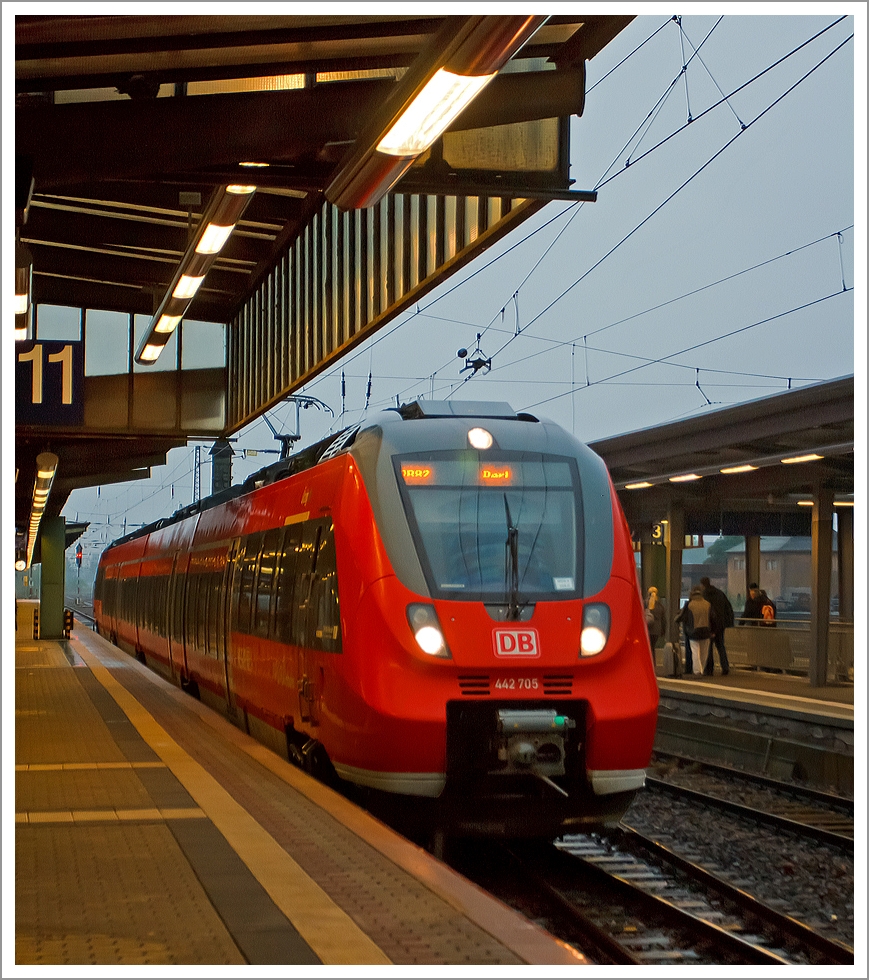 Der vierteilige Bombardier Talent 2 DB 442 705 / 205 fhrt am 05.10.2013 bei strmenden Regen als RB 82    Elbling-Express   (Wittlich – Trier – Konz Mitte – Wellen – Perl) in den Hauptbahnhof Trier ein.